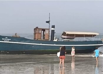 El barco de vapor más antiguo de España encalla en Praia América