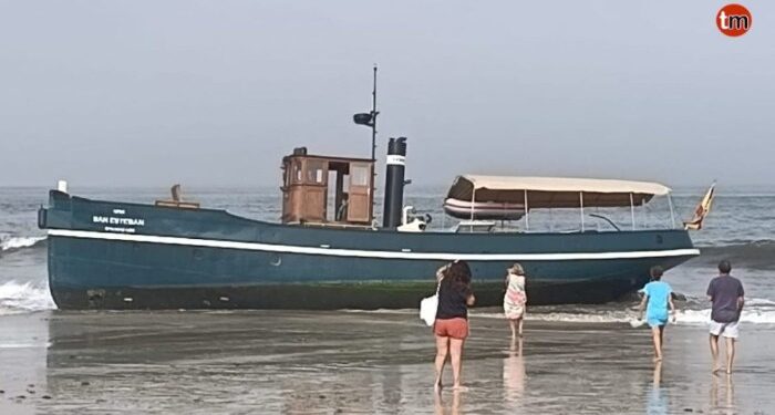 El barco de vapor más antiguo de España encalla en Praia América