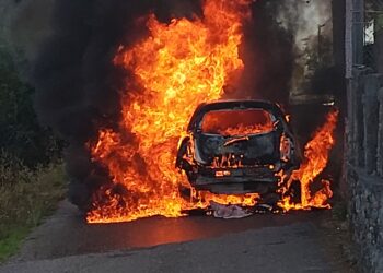 Calcinado por completo un coche en Moaña