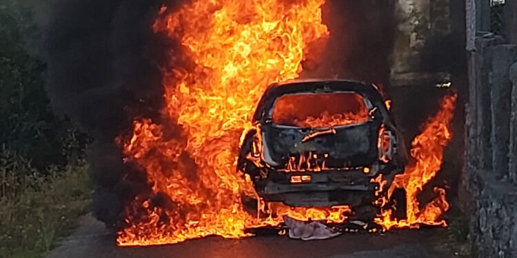Calcinado por completo un coche en Moaña
