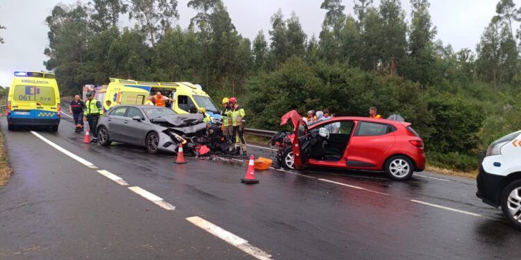 Tres heridos en un aparatoso accidente entre Cuntis y Caldas de Reis
