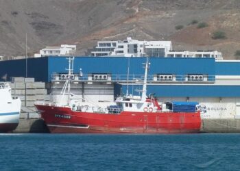 Los 11 tripulantes de un pesquero gallego hundido en las Azores salvan su vida