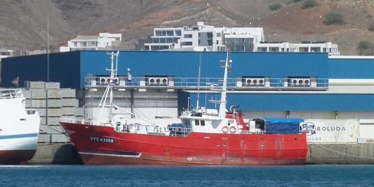 Los 11 tripulantes de un pesquero gallego hundido en las Azores salvan su vida