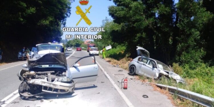 Seis heridos en una colisión entre tres vehículos