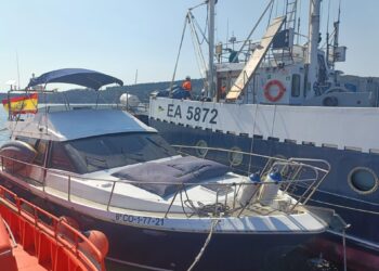 Gardacostas evita el hundimiento de un yate de 13 metros de eslora en Barra