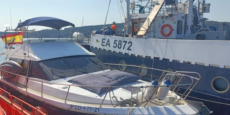 Gardacostas evita el hundimiento de un yate de 13 metros de eslora en Barra