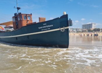 Gardacostas rescata el San Esteban tras encallar en Praia América