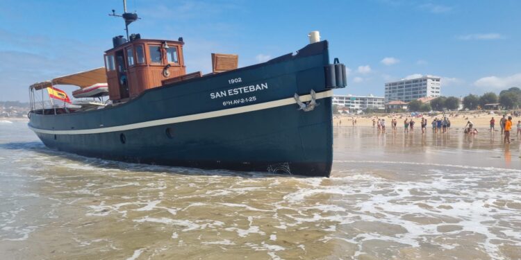 Gardacostas rescata el San Esteban tras encallar en Praia América