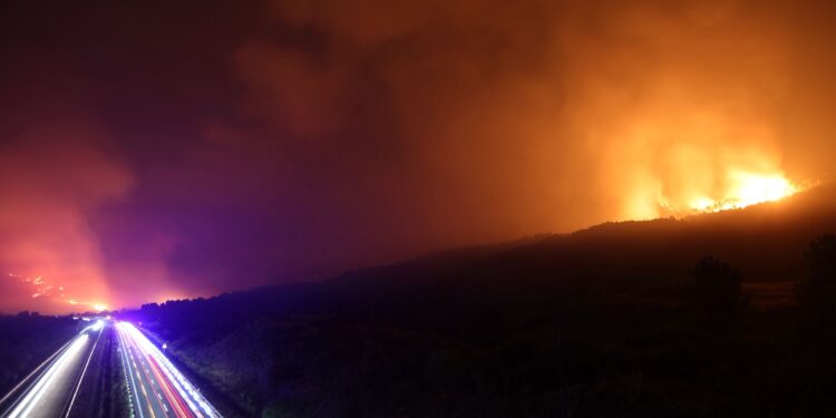«Vigilancia máxima» en los montes de Vigo, que envía otro retén de apoyo a zonas afectadas por incendios