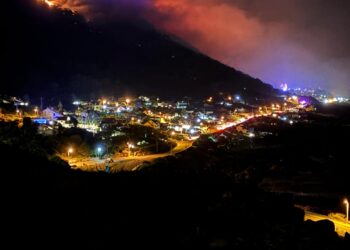 Desalojadas 45 personas del camping de Oia por un incendio forestal que amenazaba a las viviendas