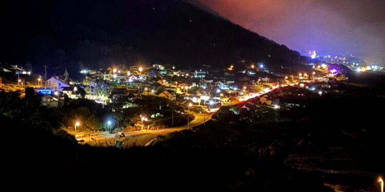 Desalojadas 45 personas del camping de Oia por un incendio forestal que amenazaba a las viviendas