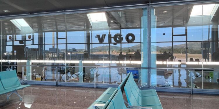La falta de visibilidad en Peinador obliga a regresar a Madrid a un avión con destino Vigo
