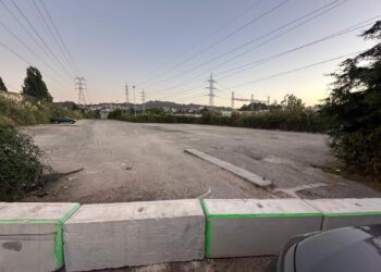 Fenosa cierra una parcela en Pereiró utilizada como parking por trabajadores de las auxiliares de Stellantis (y por celtistas)
