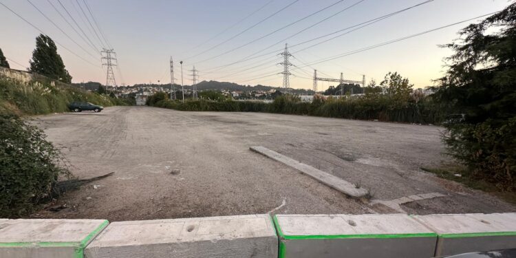 Fenosa cierra una parcela en Pereiró utilizada como parking por trabajadores de las auxiliares de Stellantis (y por celtistas)