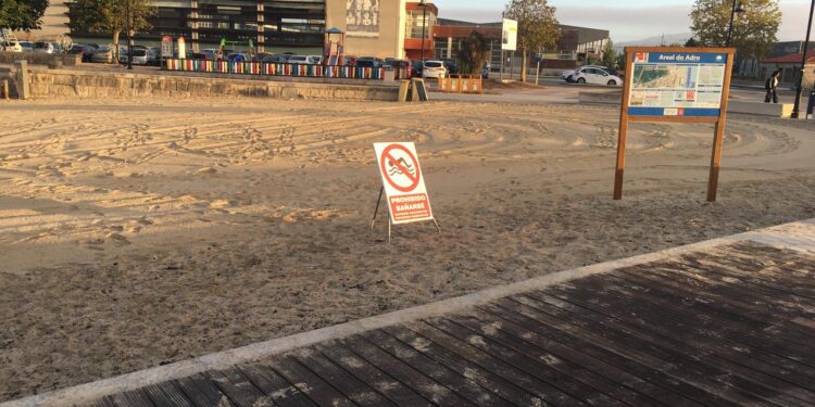 El Concello prohíbe el baño en la playa de Bouzas