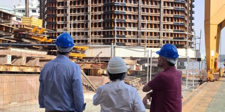 El visor submarino de Peiraos do Solpor (que se construye en Cardama) tendrá 15 metros y será remolcado en flotación