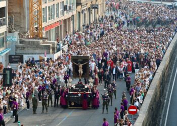 Devoción y fe en Vigo por el Cristo de la Sal: ni los 35 grados doblegaron a los vigueses