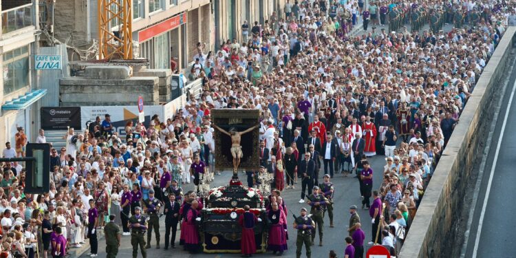 Devoción y fe en Vigo por el Cristo de la Sal: ni los 35 grados doblegaron a los vigueses