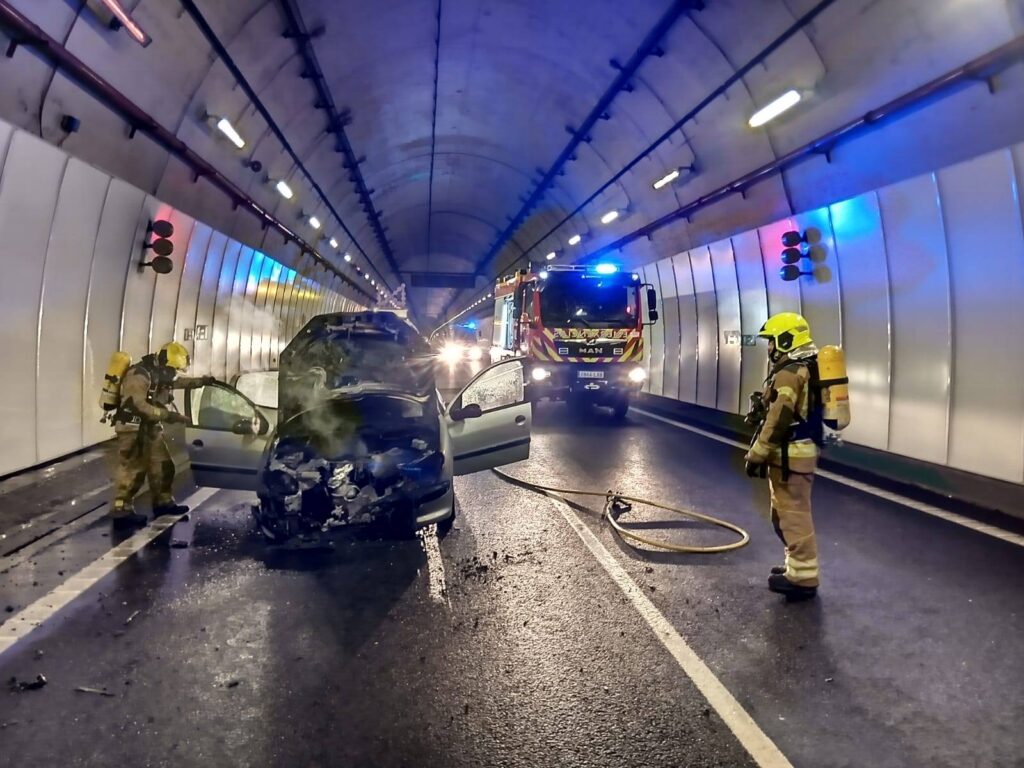 Extinción del incendio en el túnel de O Folgoso. / Foto: Bomberos de Ponteareas
