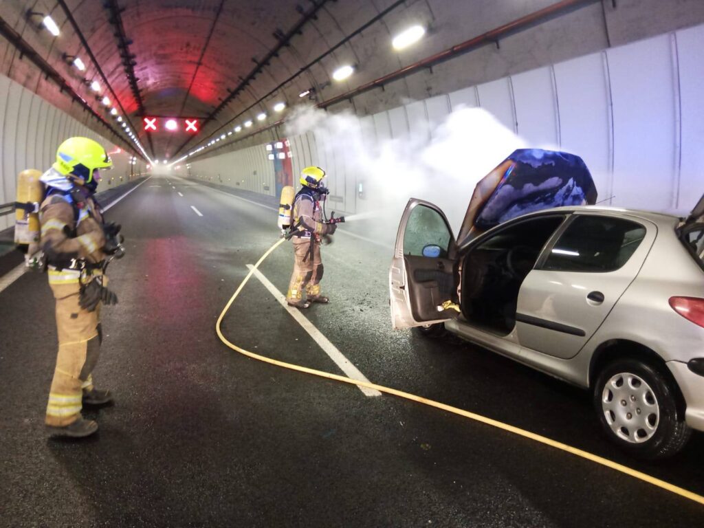 Extinción del incendio en el túnel de O Folgoso. / Foto: Bomberos de Ponteareas