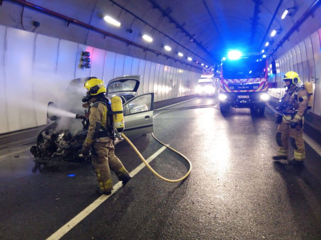 Extinción del incendio en el túnel de O Folgoso. / Foto: Bomberos de Ponteareas