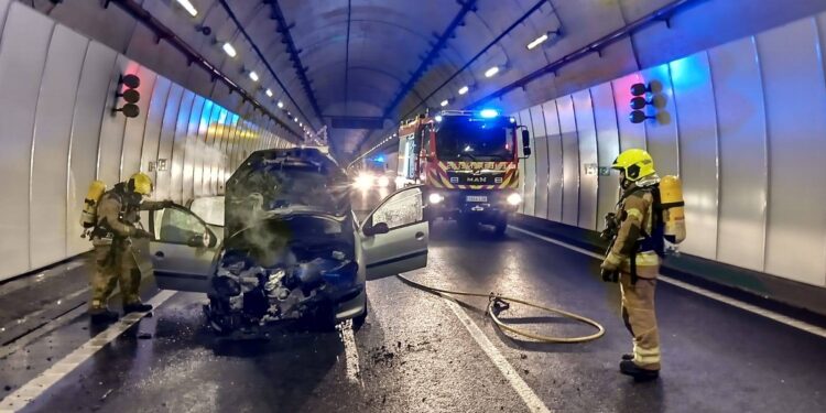Corte total en la A52 por el incendio de un vehículo en el interior del túnel de A Cañiza