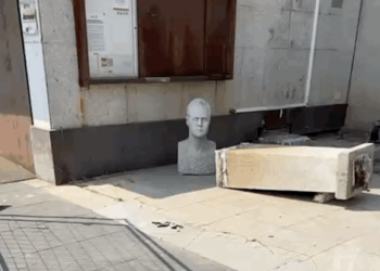 Retiran el busto del rey emérito de la entrada del Concello