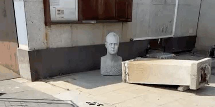 Retiran el busto del rey emérito de la entrada del Concello