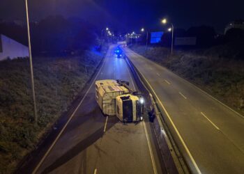 Cortada la circunvalación de Vigo por el vuelco de un camión de la basura
