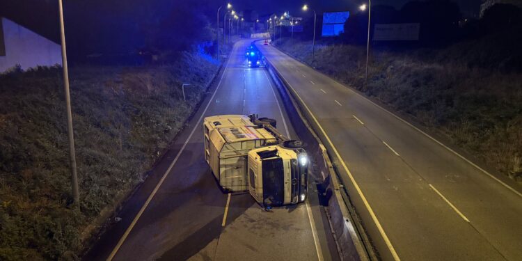 Cortada la circunvalación de Vigo por el vuelco de un camión de la basura