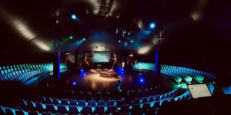 Homenaje al circo en Nigrán: equilibristas, trapecistas, payasos y animales ficticios