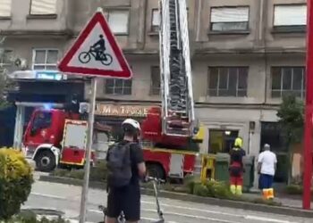 Bomberos de Vigo entran por la ventana de un piso para auxiliar a dos personas impedidas