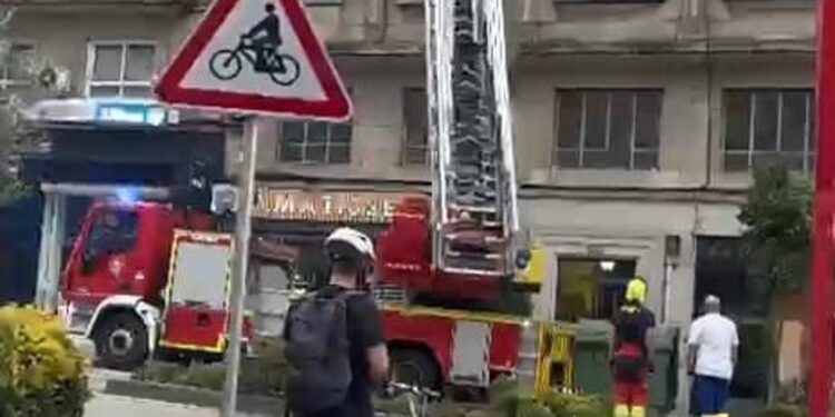 Bomberos de Vigo entran por la ventana de un piso para auxiliar a dos personas impedidas