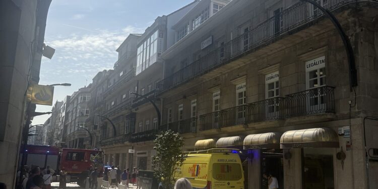 Herida una persona en Vigo tras quedar atrapada su mano en una máquina destructora de documentos