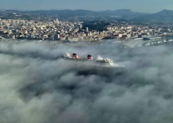Intensas nieblas en la costa de Vigo y Pontevedra mientras se activa la alerta roja por 42º en Ourense