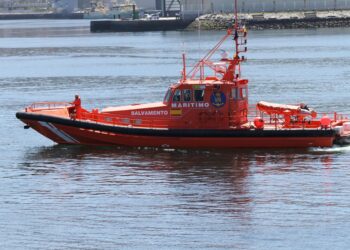 Remolcan una embarcación frente a las islas Cíes con 11 personas a bordo