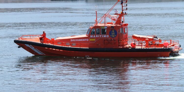 Remolcan una embarcación frente a las islas Cíes con 11 personas a bordo