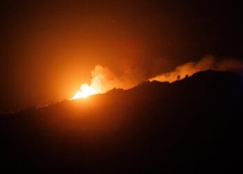 Reabre al tráfico la PO-552 en Oia mientras siguen las labores de extinción del incendio en Mougás