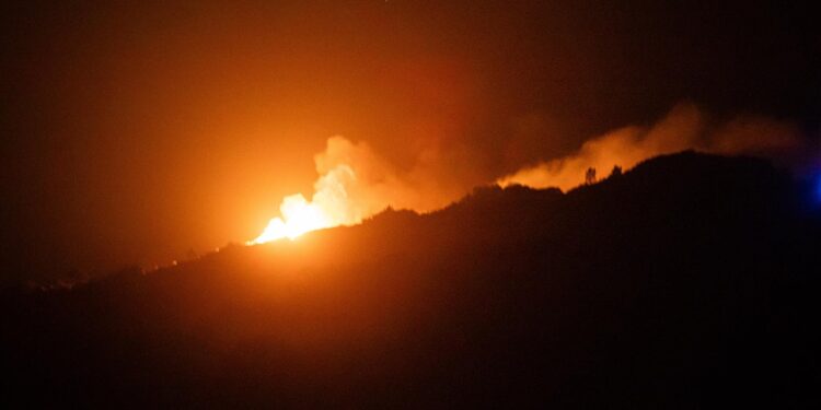 Reabre al tráfico la PO-552 en Oia mientras siguen las labores de extinción del incendio en Mougás