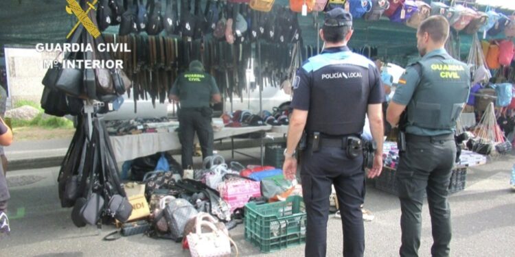 Investigadas 6 personas por vender falsificaciones en un mercadillo de Sanxenxo