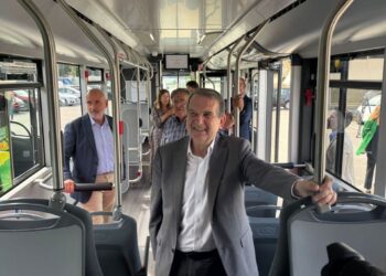 Caballero presenta cinco nuevos ‘vitrasa’ y esquiva hablar sobre el nuevo concurso: «Va bien, muy rápido»