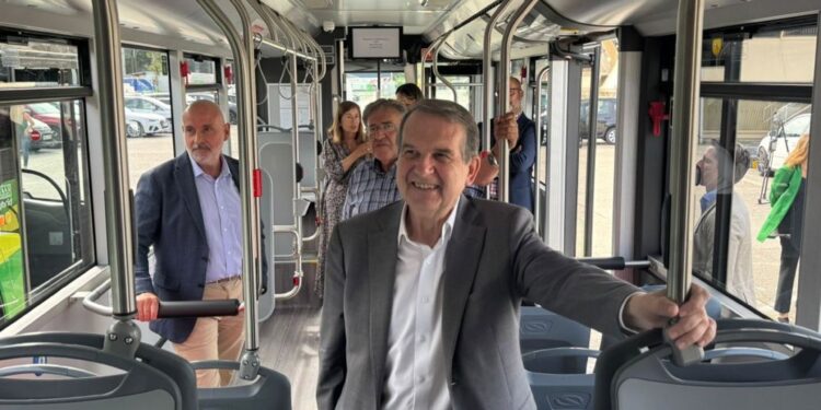 Caballero presenta cinco nuevos ‘vitrasa’ y esquiva hablar sobre el nuevo concurso: «Va bien, muy rápido»