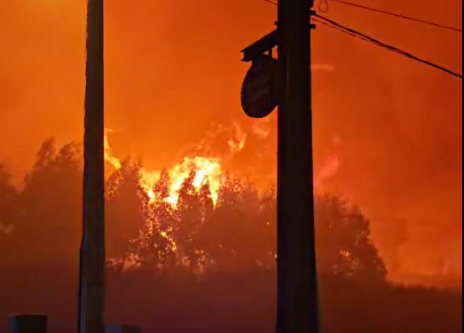Lenguas de fuego que invaden la noche: así se vivió el incendio desde el camping de Oia
