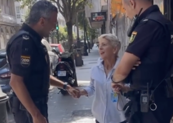 El reencuentro de Mari Carmen en Vigo con sus ángeles de la guarda, viral en redes