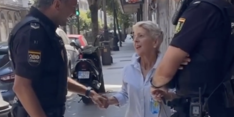 El reencuentro de Mari Carmen en Vigo con sus ángeles de la guarda, viral en redes