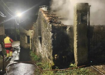 Arde por completo una casa ocupada en Moaña