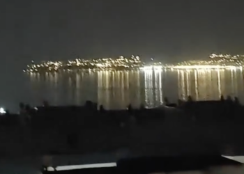 Un misterioso haz de luz cruza el cielo nocturno de Vigo