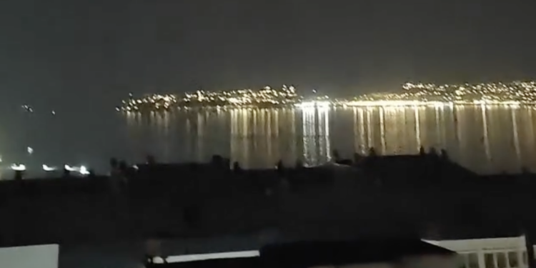 Un misterioso haz de luz cruza el cielo nocturno de Vigo