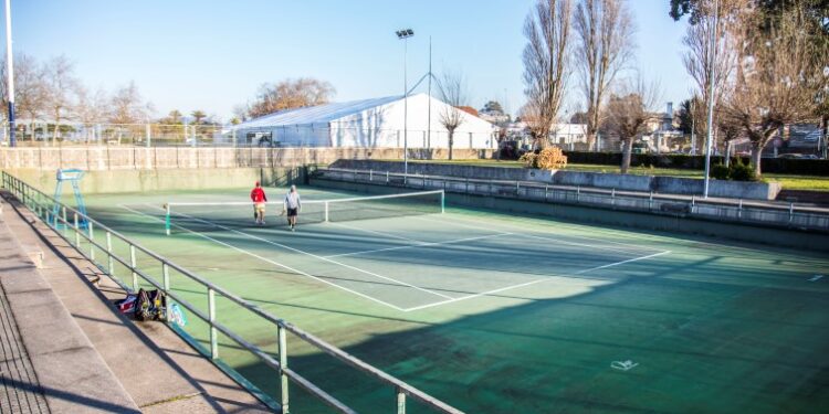 El «vergonzoso estado» de las pistas de Samil obliga a trasladar el torneo internacional de tenis al Mercantil