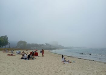 Vigo se refresca con una lengua de niebla que invade la Ría y las playas